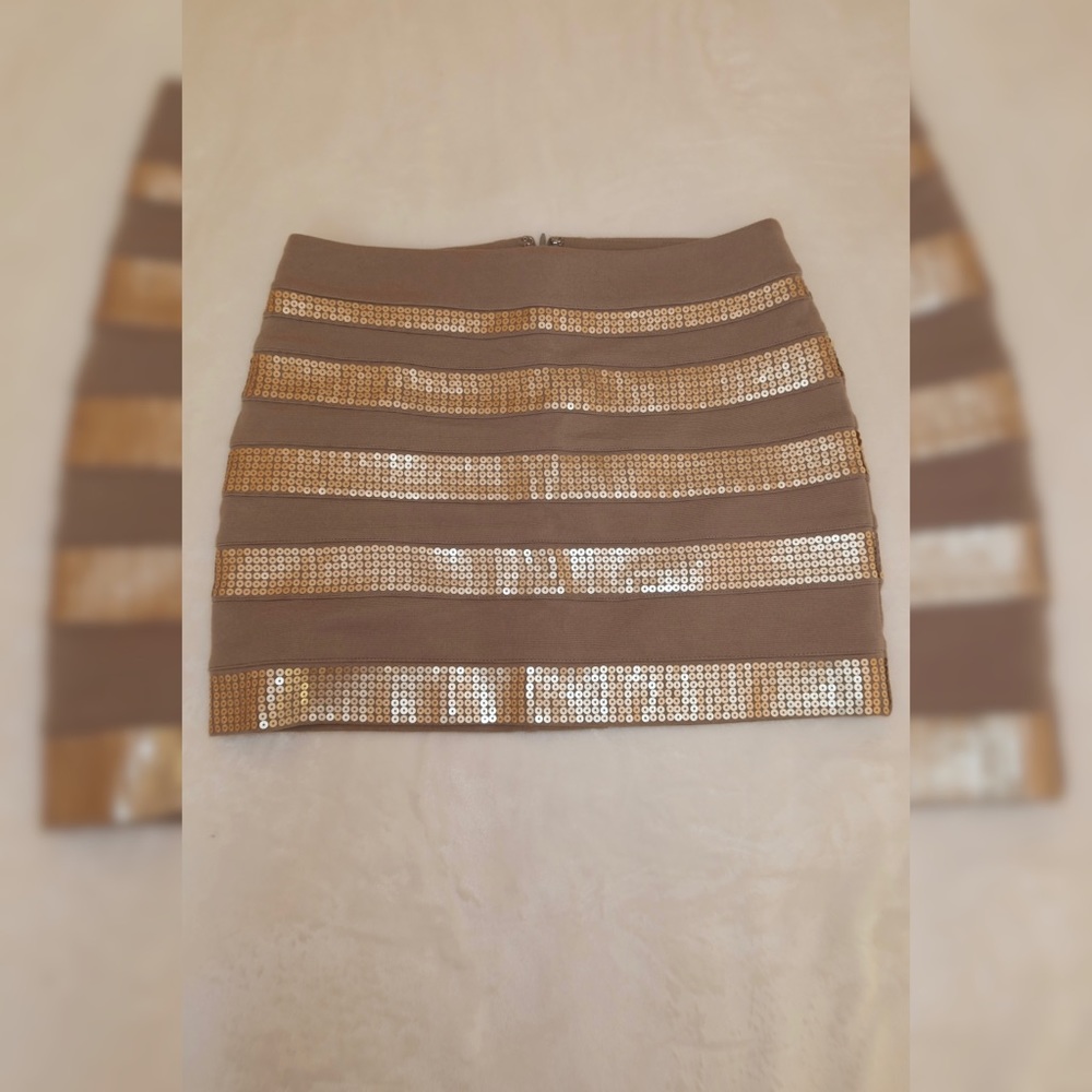 Skirt with sequins.